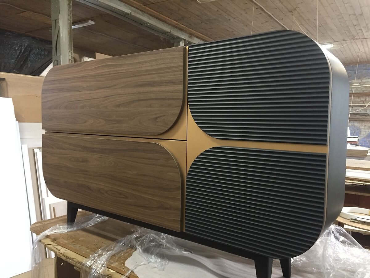 Дизайнерский комод орех с рифлёными фасадами